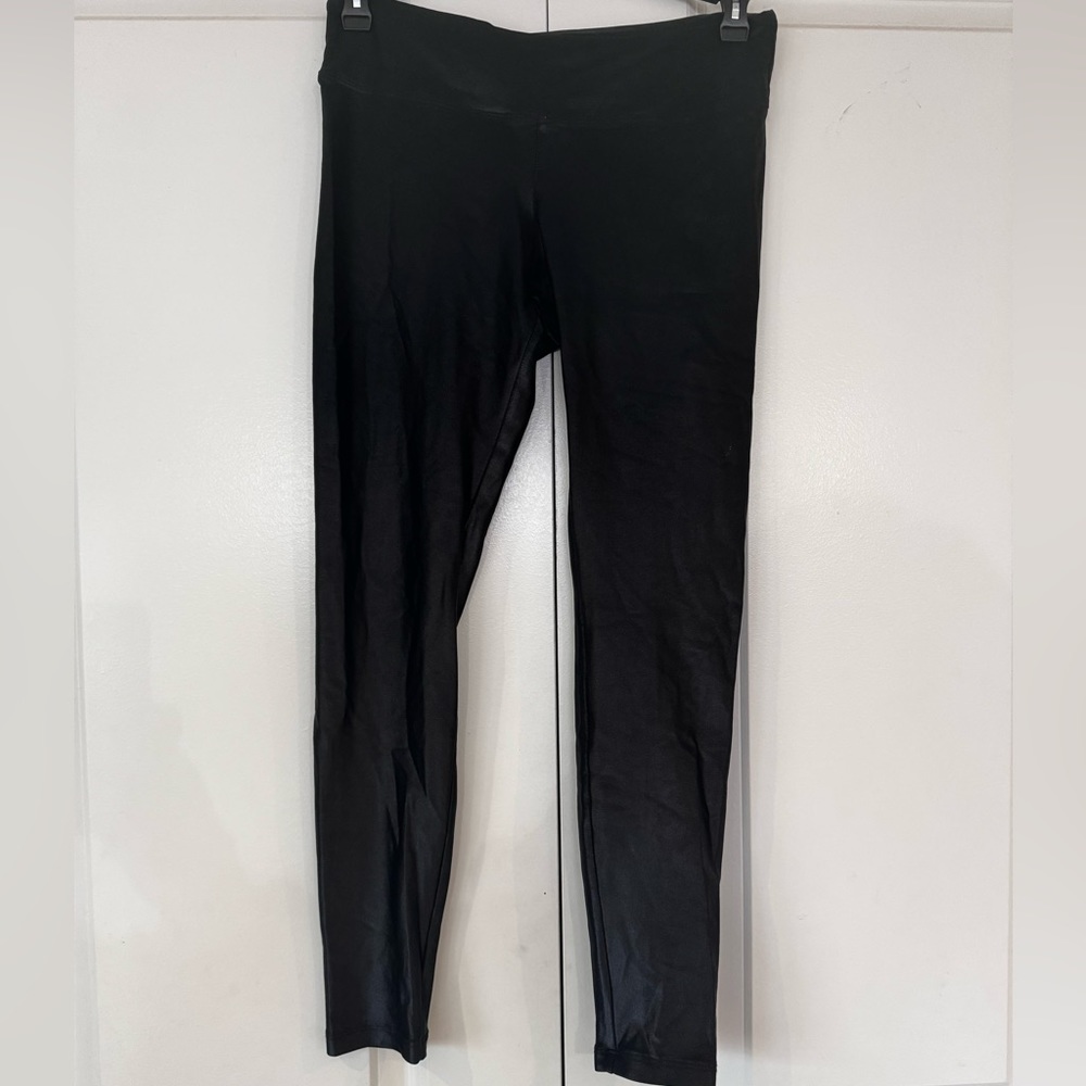 Excellent condition Koral shiny black M leggings.